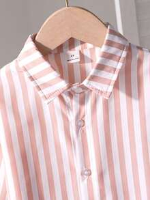 SHEIN Genkimix Kids Bộ áo sơ mi dài tay kẻ sọc cổ điển dành cho bé trai, kèm áo choàng và quần tây màu xanh hải quân, kiểu dáng lịch lãm, phù hợp cho tiệc sinh nhật, dạ hội, biểu diễn, đám cưới, lễ rửa tội, mùa tựu trường, mùa thể thao. - Màu Khaki - Xem 4