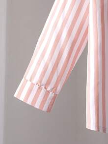 SHEIN Genkimix Kids Bộ áo sơ mi dài tay kẻ sọc cổ điển dành cho bé trai, kèm áo choàng và quần tây màu xanh hải quân, kiểu dáng lịch lãm, phù hợp cho tiệc sinh nhật, dạ hội, biểu diễn, đám cưới, lễ rửa tội, mùa tựu trường, mùa thể thao. - Màu Khaki - Xem 5