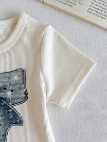 SHEIN 女嬰夏季休閒2件套 白色圖案T恤搭配刺繡蝴蝶結裝飾 & 藍色牛仔褲 針織面料 度假日常穿搭套裝 - 杏色 - 查看 3