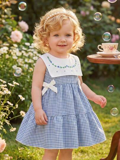 女婴夏季新款圆领后开襟海军蓝领花卉刺绣腰部松紧下摆拼接泡泡袖连衣裙，白色蝴蝶结装饰，可爱度假百搭甜美格子学院风