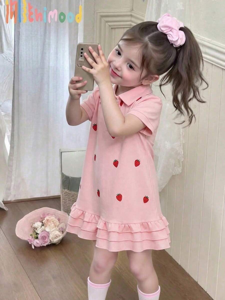 SHEIN Playful Pals 女嬰休閒草莓印花荷葉邊裙襬 Polo 領短袖洋裝,可愛夏季生日戶外玩樂穿搭,粉色與紅色幼童洋裝 - 粉色 - 查看 1