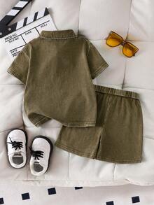 SHEIN Genkimix Kids 2026春夏新款时尚柔软舒适弹力面料，夏季旅行必备，男童绿色休闲宽松两件套 - 短袖衬衫和外套，户外街头风 - 綠色 - 查看 2