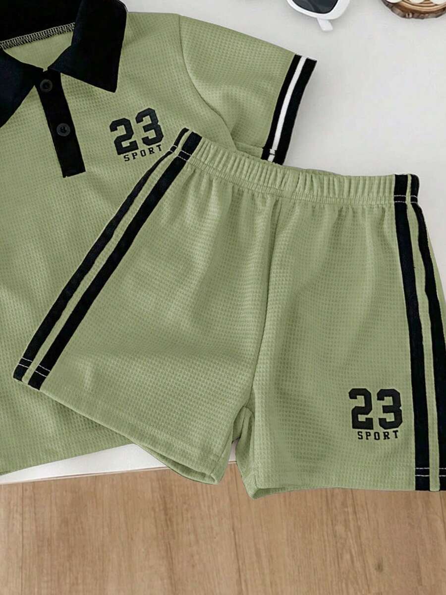 SHEIN Streecool Kids Genkimix 男童数字印花休闲 Polo 衫 + 数字印花织带装饰休闲短裤两件套 - 綠色 - 查看 1