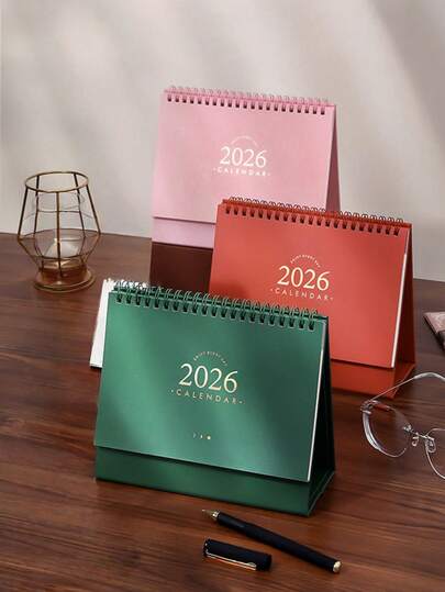 1 pièce Calendrier de bureau 2026 est un agenda étudiant minimaliste et haut de gamme ainsi qu'un calendrier de mémo de bureau et un calendrier compte à rebours de Noël. Il comprend des étiquettes mensuelles, des mises en page quotidiennes et des citations inspirantes. Son design à retournement unique le rend adapté pour la maison, le bureau et divers environnements organisationnels.