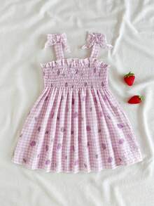 SHEIN Vintaside Kids 这款女童夏季粉色格子吊带连衣裙，以柔和的粉色格子为底色，点缀着新鲜草莓图案，可爱俏皮，散发着甜美乡村公主风情。连衣裙采用梭织面料，A字版型，肩带上的蝴蝶结装饰灵动可爱。适合草莓园拍照、校园活动、居家休闲、度假旅行以及参加派对等各种场合。 - 彩色 - 查看 4