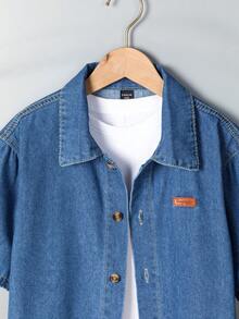 男童两件套牛仔套装，夏季新品，两件套，中蓝色牛仔布，休闲学院风，修身剪裁，舒适面料，牛仔短裤，适合日常外出、上学和通勤。 - 藍色 - 查看 9