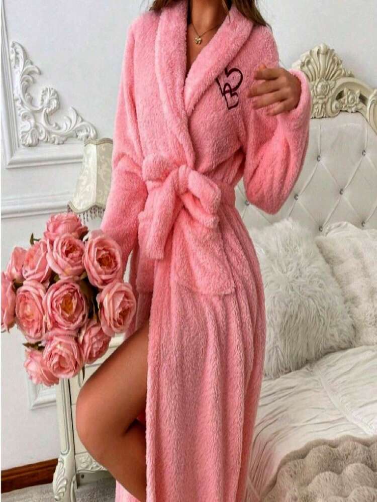 柔软心形刺绣女士绒面浴袍，舒适抓绒面料，保暖透气，长袖设计，带口袋和松紧腰带，适合秋冬季节穿着，宽松舒适，是理想的节日礼物之选。采用耐用的珊瑚绒面料制成，温暖的冬季装饰。 - 彩色 - 查看 2