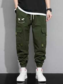 Claim Dot Pantalones cargo holgados para hombres con estampado de expresión, bolsillo con solapa y cintura con cordón - Verde militar - Ver 4