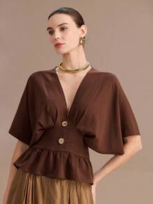 Uhlyne Camisa de mujer de verano de tela arrugada con cuello en V, mangas tipo murciélago, cintura ceñida y diseño de botones de madera con volante en el bajo, versátil para el trabajo y uso casual, en color marrón caramelo - Café integral - Ver 4