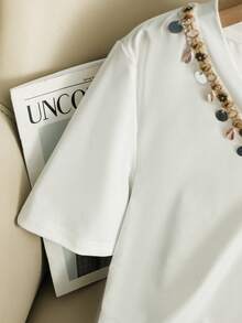 Franclia 女士休闲V领贝壳边T恤，百搭白色T恤，适合春夏穿着，优雅假日度假装扮 - 白色 - 查看 6