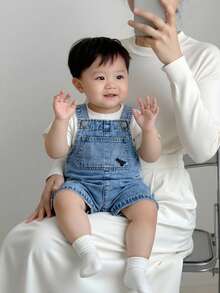SHEIN Vintaside Kids 男婴夏季卡通刺绣牛仔背带裤，可调节肩带，休闲复古短裤，舒适柔软面料，适合日常外出、聚会、度假，2025夏季新品 - 中等水洗藍 - 查看 8