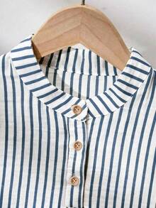 Bộ 2 áo sơ mi kẻ sọc cài khuy nửa thân cho bé trai, thích hợp mặc hàng ngày, đi nghỉ mát, đi học và các dịp khác. - Xanh và trắng - Xem 4