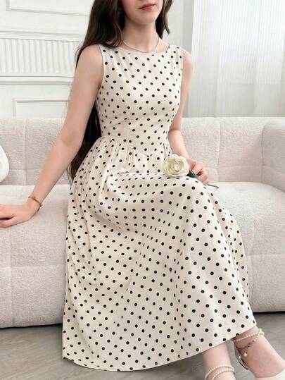 SHEIN Vestido sin mangas de lunares para adolescentes, con un estilo suave e inspirado en lo francés. Tiene un color beige suave como base, combinado con lunares negros clásicos, emanando un toque retro sin ser demasiado llamativo, adecuado para diferentes tonos de piel y ocasiones. El diseño sin mangas es fresco y ordenado, favoreciendo las líneas de los hombros y el cuello. El ajuste ceñido en la parte superior combinado con el diseño de la cintura fruncida acentúa la silueta de la cintura a la vez que se adapta a la zona media. Ya sea para el transporte diario, salidas de fin de semana o citas nocturnas, este vestido transmitirá con facilidad un ambiente elegante y relajado.
