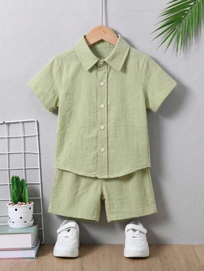 Conjunto niño dos piezas camisa manga corta y short bermuda tela cey ligera fresca transpirable corte slim fit ajustado ropa infantil verano playa vacaciones set coordinado botones frontales cuello camisero cintura con resorte elástico ajuste cómodo outfit bebés pequeños moda kids suave diseño liso minimalista textil alta calidad traje formal informal fiesta jardín bautizo ceremonia elegante