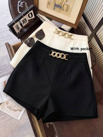 Franclia 黑色高腰A字短裤，金属链条装饰腰带设计，适合日常穿着、通勤、休闲约会——修身显瘦、拉长腿部线条的时尚短裤，采用西装面料制成