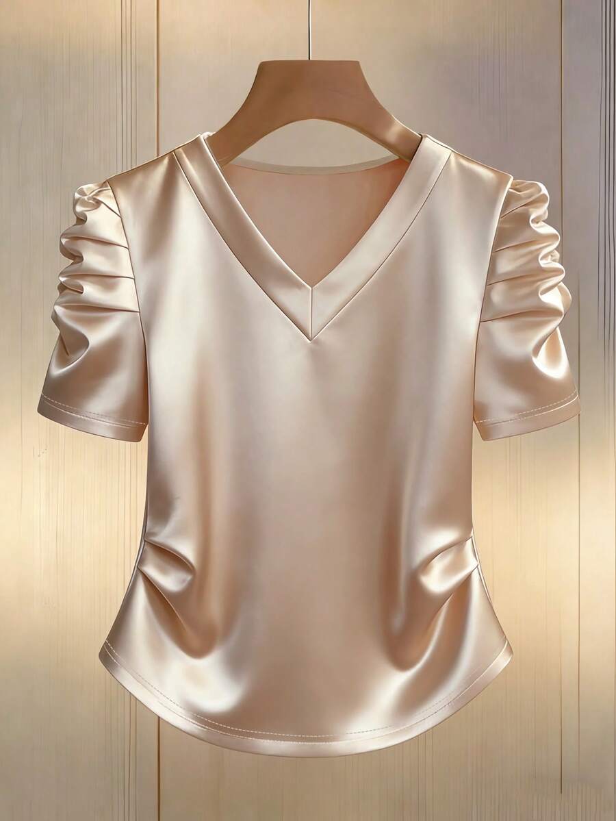 Franclia 法式优雅V领泡泡褶短袖修身百搭香槟色缎面女式T恤。适合优雅女士穿着，夏季、情人节、派对等场合。时尚休闲通勤装、商务办公装、百搭时尚日常休闲装、都市教师职业装。 - 香檳色 - 查看 1