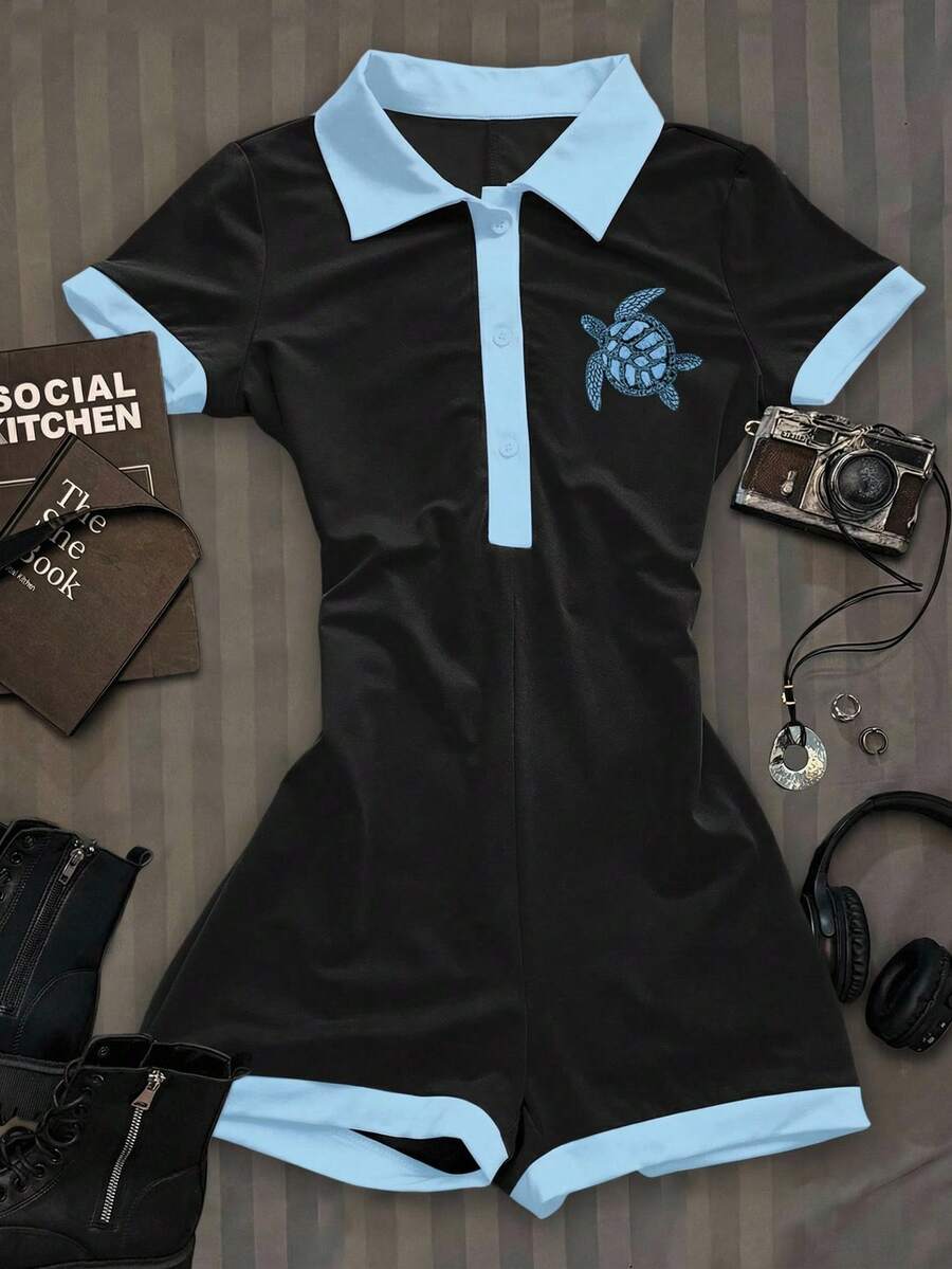 SHEIN EZwear 这款黑色和浅蓝色拼接连体裤，适合夏季穿着，饰有海龟印花，复古休闲风格，适合海滩、音乐节、度假等场合，展现迈阿密女孩的活力，是返校季和春夏的理想之选。这款饰有马球蓝图案的连体裤/海龟印花连体裤/蓝色连体裤/夏季上衣，是返校季和秋冬季的完美选择。 - 藍色 - 查看 1