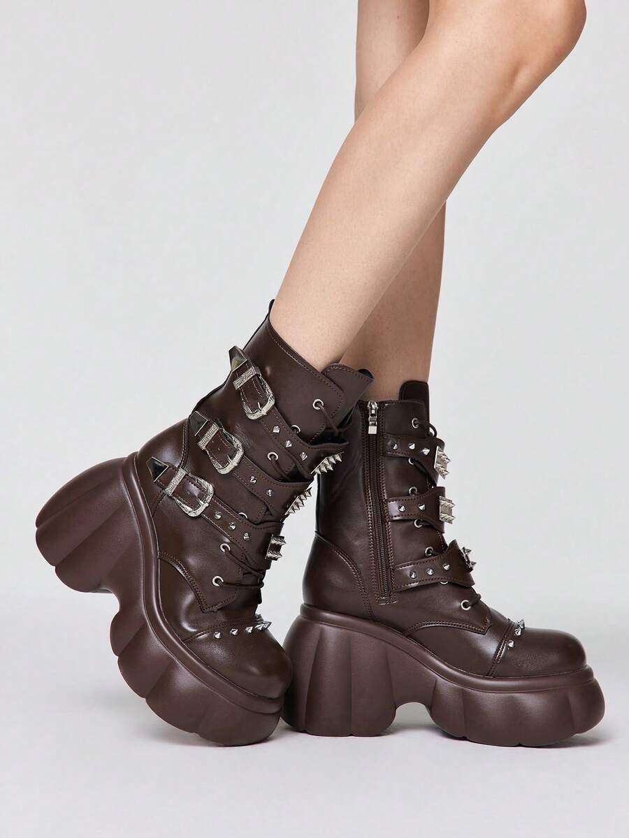 ROMWE Grunge Punk 女士高跟凉鞋~ 2025 新款时尚秋冬朋克风棕色 PU 圆头铆钉系带厚底马靴 女士小号哥特金属帅气机车靴 热辣女孩炸街小靴 - 棕色 - 查看 1