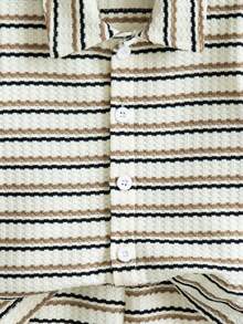 Vintaside Kids Bộ đồ hai mảnh cho bé trai gồm áo sơ mi ngắn tay cổ bẻ kẻ sọc tương phản màu mơ và kaki đen, cùng quần short, thích hợp cho mùa xuân và mùa hè, mang phong cách cổ điển và học thuật. Những đường kẻ sọc tương phản cổ điển và chất liệu vải jacquard có độ dày vừa phải. Các nút cài giúp dễ dàng mặc và cởi. Bộ đồ phù hợp cho các hoạt động hàng ngày như đi học, dạo phố, thư giãn tại nhà, dự tiệc và các sự kiện mùa hè. - Đen và trắng - Xem 5