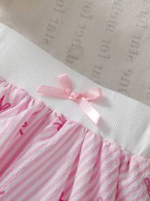 SHEIN Elladie kids 女婴纯色A字泡泡裙。纯色设计尽显优雅气质，泡泡图案更添可爱俏皮。A字廓形修饰身材，适合各种体型的宝宝。无论是玩耍还是出席特殊场合，这条裙子都能让您的小公主闪耀迷人光彩，尽享快乐时光。 - 粉色 - 查看 10