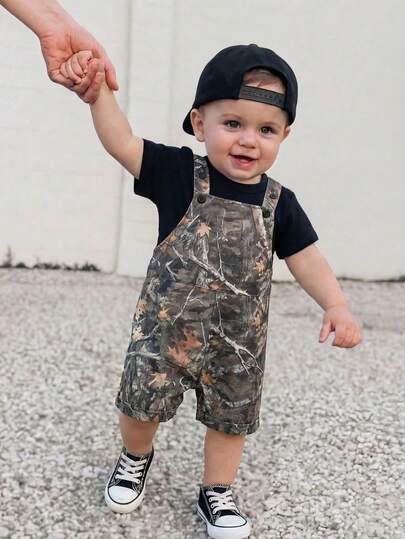 SHEIN Bubblio Conjunto de 2 piezas informal de moda unisex para bebé: camiseta de manga corta negra y pantalones cortos con peto de camuflaje, ropa de primavera/verano para niño, conjunto de atuendo, ropa urbana