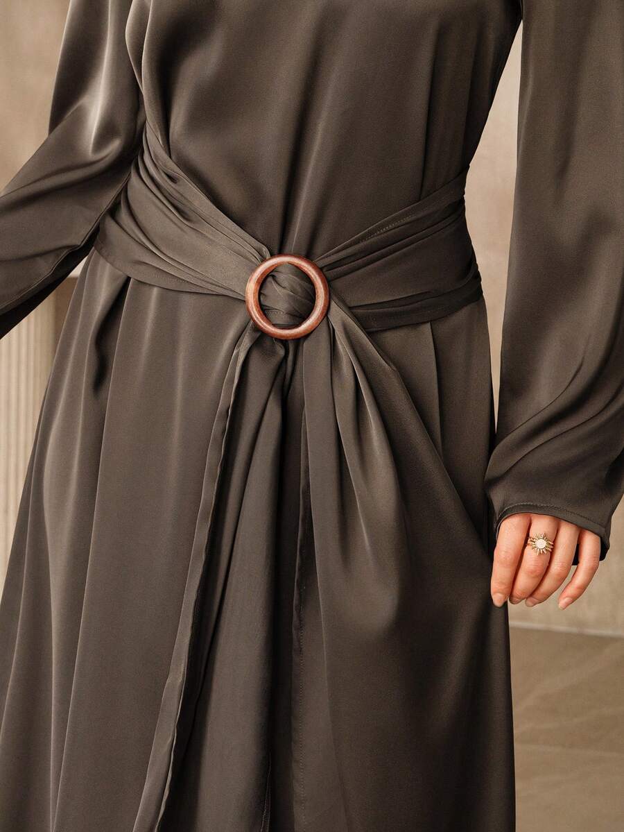 Graceveil 女士纯色圆领长袖腰环设计优雅长连衣裙，配腰带，袖口别针，适合女士穿着，优雅现代，适合正式场合。 - 棕色 - 查看 1