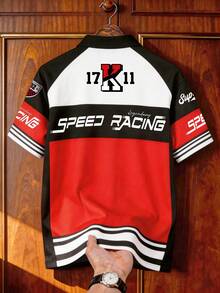 Manfinity Campus Court Retro Motorrad Stil T-Shirt in Rot, Schwarz und Weiß Kontrastfarben, kombiniert mit "Speed Racing" Allover-Muster und Rennabzeichen Logo, amerikanischer Motorrad-Vibe, einzigartiges Design, locker geschnittenes Poloshirt für Herren - Verschiedenfarbig - Übersicht 2