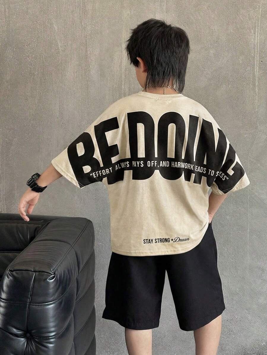 SHEIN 男童休闲韩版宽松大字母印花圆领短袖T恤，适合通勤、上学、日常休闲、运动、春夏穿着 - 卡其色 - 查看 1