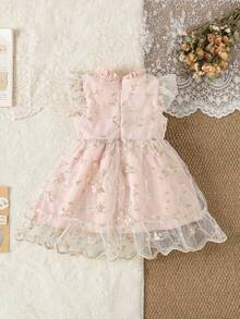 SHEIN Đầm ngắn tay lửng màu kaki dễ thương thêu họa tiết, cổ bèo lưới cho bé gái, thoải mái, mềm mại, thanh lịch, phù hợp cho các buổi đi chơi mùa xuân/hè, tiệc tùng, sinh nhật, họp mặt gia đình, có thể dùng làm quà tặng. - Nhiều màu - Xem 3