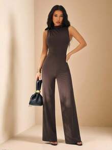 SHEIN PETITE 黑色纯色优雅性感褶皱无袖连体裤，长款阔腿设计，适合日常穿着、约会、外出、派对等各种场合，尽显优雅气质。这款连体裤采用不对称设计，阔腿剪裁，是情人节、休闲或优雅场合的理想之选。 - 棕色 - 查看 8