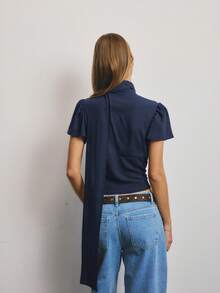 Aralina Blusa estiva da donna leggera in tessuto intrecciato, con collo alto, dettaglio di sciarpa, bottoni frontali, maniche a petalo, silhouette aderente, adatta per uscire - Blu Navy - Visualizzare 3