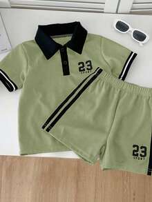 SHEIN Streecool Kids Genkimix 男童数字印花休闲 Polo 衫 + 数字印花织带装饰休闲短裤两件套 - 綠色 - 查看 6