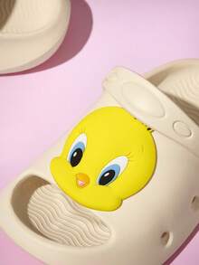 LOONEY TUNES X SHEIN Dép lê trẻ em hình chim Tweety hoạt hình dễ thương màu be nhạt, dành cho trẻ nhỏ và trẻ em, có độ bám tốt, nhanh khô, chất liệu EVA nhẹ và bền, thích hợp sử dụng trong nhà, phòng tắm, sân chơi, hồ bơi, bãi biển và ngoài trời. - Màu be - Xem 2