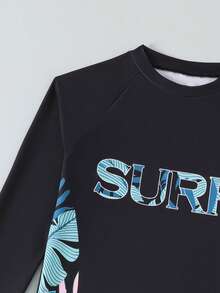 SHEIN 男童泳装，酷炫冲浪风，纯黑色，正面饰有渐变蓝色“SURF”字母印花，插肩袖，侧边热带花卉印花，两件套，针织面料，时尚休闲，适合游泳、夏季度假、海滩、泳池派对等场合。 - 黑色 - 查看 6