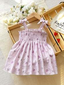SHEIN Vintaside Kids 这款女童夏季粉色格子吊带连衣裙，以柔和的粉色格子为底色，点缀着新鲜草莓图案，可爱俏皮，散发着甜美乡村公主风情。连衣裙采用梭织面料，A字版型，肩带上的蝴蝶结装饰灵动可爱。适合草莓园拍照、校园活动、居家休闲、度假旅行以及参加派对等各种场合。 - 彩色 - 查看 3