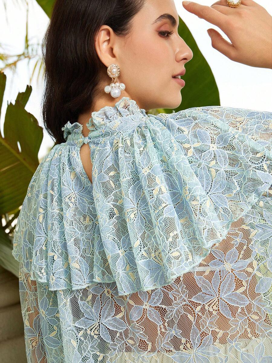 VOLUPTÉ CURVE Blusa azul de encaje con volantes y transparencia para tallas grandes