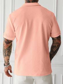 Manfinity Homme 男士純色短袖休閒通勤 Polo 衫，拉鍊紋理桃皮面料 Polo 衫 - 珊瑚粉 - 查看 2