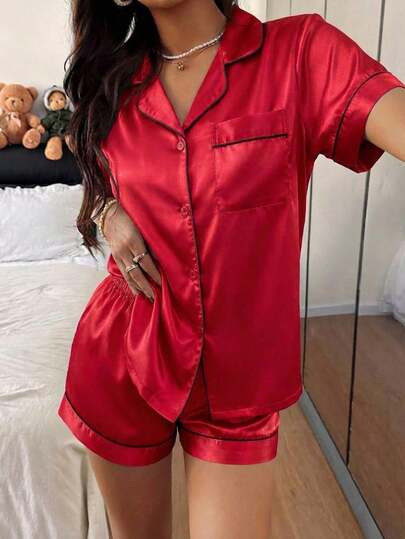 Conjunto de pijama de manga corta con cuello y estampado de corazones en rosa suave y negro, de estilo minimalista para mujer