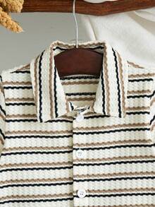 Vintaside Kids Bộ đồ hai mảnh cho bé trai gồm áo sơ mi ngắn tay cổ bẻ kẻ sọc tương phản màu mơ và kaki đen, cùng quần short, thích hợp cho mùa xuân và mùa hè, mang phong cách cổ điển và học thuật. Những đường kẻ sọc tương phản cổ điển và chất liệu vải jacquard có độ dày vừa phải. Các nút cài giúp dễ dàng mặc và cởi. Bộ đồ phù hợp cho các hoạt động hàng ngày như đi học, dạo phố, thư giãn tại nhà, dự tiệc và các sự kiện mùa hè. - Đen và trắng - Xem 3