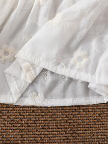 Vintaside Kids 这款女童夏季白色吊带连衣裙套装，清新甜美，带有森林仙子般的梦幻气息；采用梭织面料，饰以立体花朵刺绣。肩带上点缀着蝴蝶结，更添甜美细节。面料厚度适中，宽松版型，适合各种场合，例如逛花园集市、家庭野餐、参加派对、海滩玩耍或居家休闲。 - 白色 - 查看 4