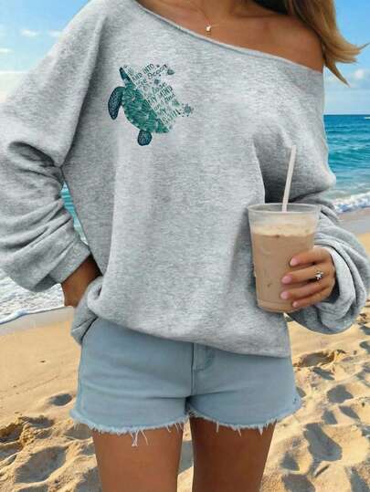 SHEIN EZwear 浅灰色宽松圆领长袖卫衣，饰有海龟图案，复古休闲风格，适合海滩、音乐节、度假等场合，展现迈阿密女孩的时尚气息，是返校季和秋冬季女装的理想之选。这款露肩卫衣/海龟图案卫衣/灰色卫衣/夏季上衣是返校季和秋冬季的完美之选。