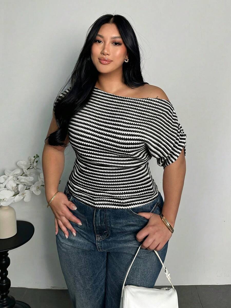 Firerie 大码女式纹理条纹不对称肩部弹力褶皱蝙蝠袖T恤上衣，条纹女式上衣，春夏秋季服装，通勤，优雅，休闲，日常，工作服 - 黑與白 - 查看 1