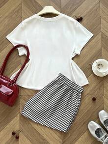 Conjunto de 2 piezas de Playera con cuello redondo y estampado de moño talla extra + Shorts con estampado a cuadros y cintura elástica - Blanco y Negro - Ver 2