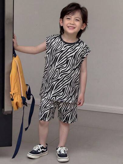 两件套儿童男童舒适休闲斑马纹图案日常时尚简约韩版宽松绿色无袖背心和工装口袋短裤套装，适合春夏、日常生活、运动、上学、聚会、度假、演出、摄影、返校季等场合。