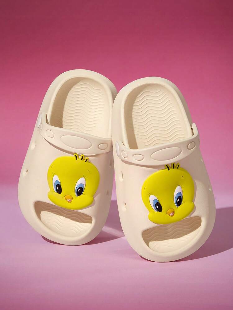 LOONEY TUNES X SHEIN Dép lê trẻ em hình chim Tweety hoạt hình dễ thương màu be nhạt, dành cho trẻ nhỏ và trẻ em, có độ bám tốt, nhanh khô, chất liệu EVA nhẹ và bền, thích hợp sử dụng trong nhà, phòng tắm, sân chơi, hồ bơi, bãi biển và ngoài trời. - Màu be - Xem 6