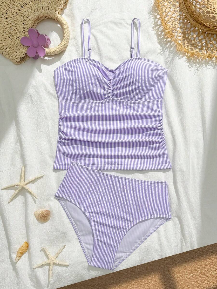 SHEIN 少女比基尼套装,紫白格子,胸部褶皱设计,细肩带,复古甜美两件式泳衣,时尚休闲优雅,适合游泳、夏季度假、海滩、泳池、假日派对等场合,亲肤速干,打造完美海滩度假造型。适合女孩的夏季海滩泳装,连体泳衣,条纹泳衣,沙滩泳衣,女孩泳衣,紫色泳衣 - 淡紫色 - 查看 1