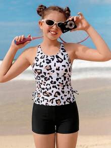 SHEIN 少女两件式泳衣，白色底色，黑色和棕色豹纹印花，细肩带上衣，抽绳腰带，纯黑色泳裤，针织面料，时尚休闲，优雅大方，适合游泳、夏季度假、海滩、泳池、派对等场合。少女夏季短裤套装，豹纹运动短裤，少女夏季服装套装，青少年女孩夏季服装套装，少女夏季短裤套装，女孩夏季服装，女士夏季上衣，女孩服装套装，夏季女孩，夏季度假服装，女孩泳装，豹纹泳装，带短裤的泳衣，女孩两件套服装，两件套服装，夏季女孩夏季套装，夏季服装，Tankini - 彩色 - 查看 3