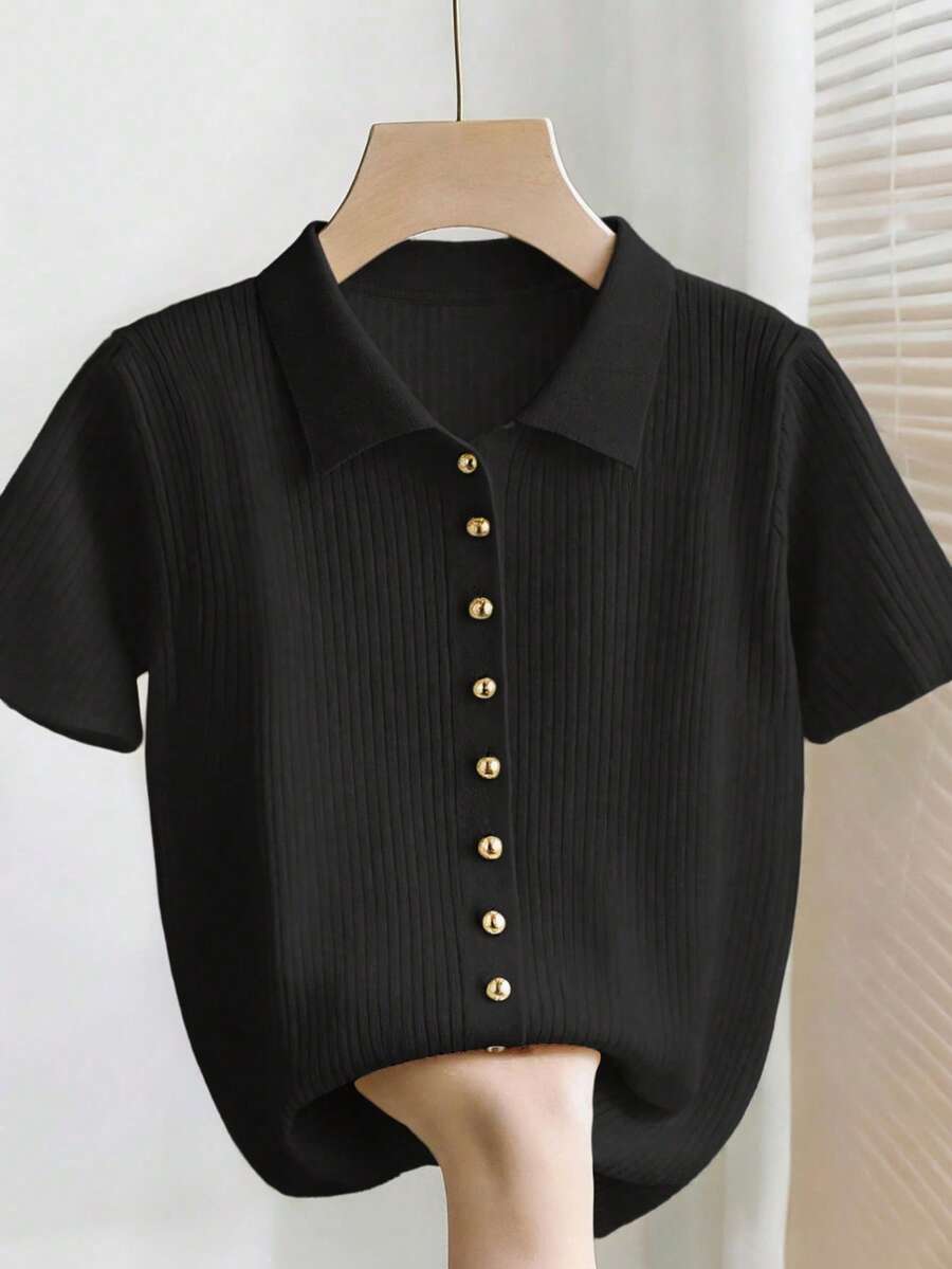 SHEIN Franclia 新款夏季休闲宽松百搭简约优雅柔软Polo衫，适合办公室、工作、通勤等场合，金属纽扣设计，修身剪裁，款式简洁大方，男女皆宜，极简女式开衫 - 黑色 - 查看 1