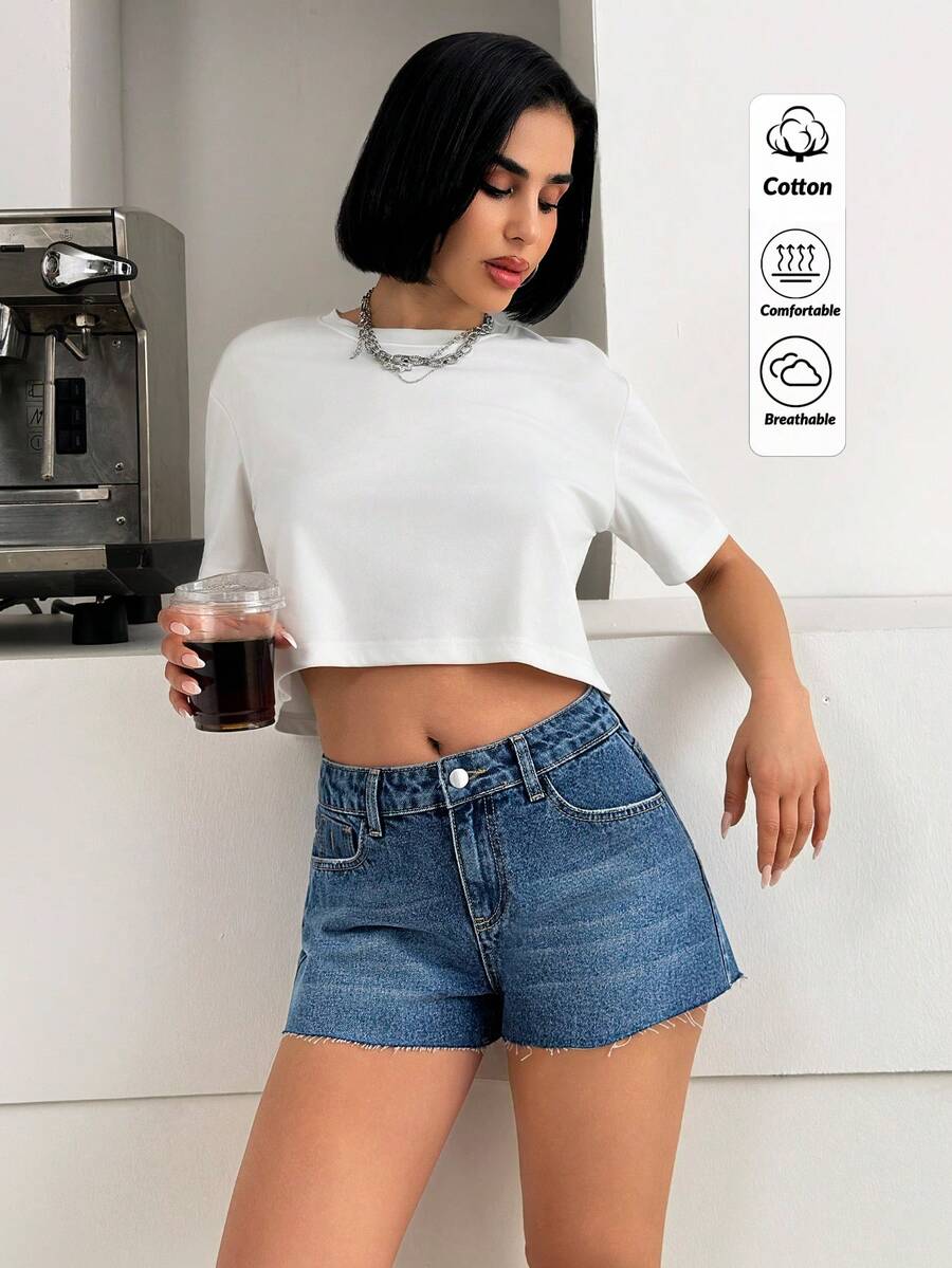 Quần short denim cạp thấp, gấu quần cắt thô, chất liệu cotton mềm mại, đã qua xử lý giặt. - Rửa trung bình - Xem 1