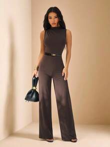 SHEIN PETITE 黑色纯色优雅性感褶皱无袖连体裤，长款阔腿设计，适合日常穿着、约会、外出、派对等各种场合，尽显优雅气质。这款连体裤采用不对称设计，阔腿剪裁，是情人节、休闲或优雅场合的理想之选。 - 棕色 - 查看 1